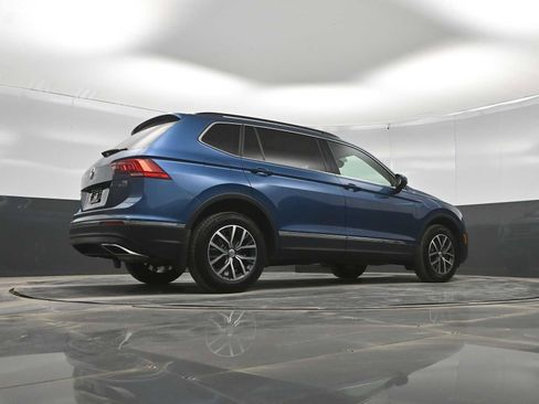 Used 2018 Volkswagen Tiguan SE AWD/4WD image 38