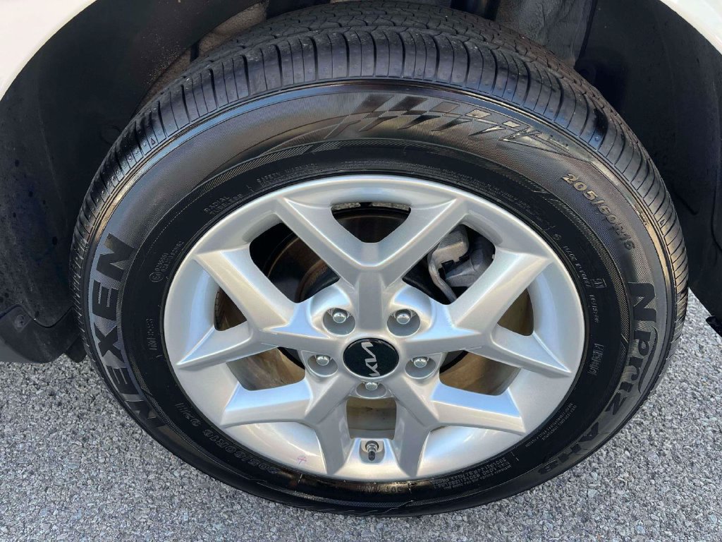 Used 2025 Kia Soul LX w/ LX Technology Package FWD image 34