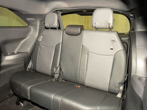 Used 2022 Toyota Sienna XLE Woodland Edition image 11
