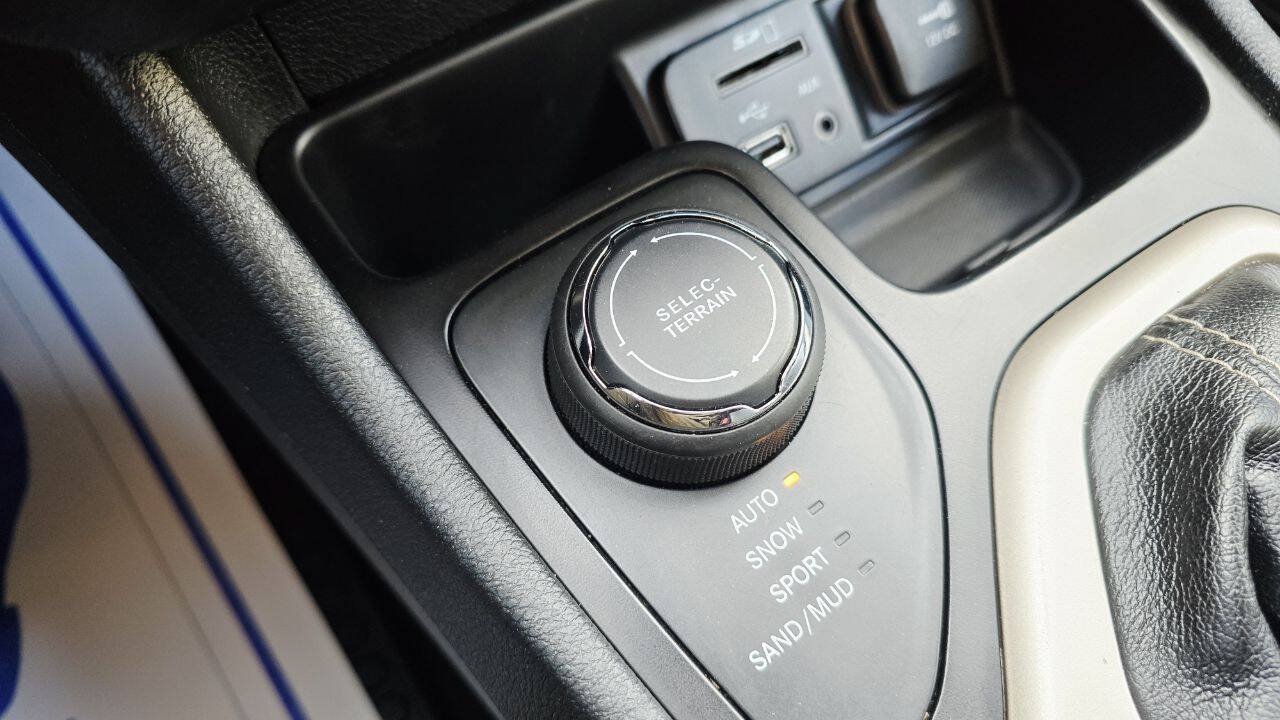 Used 2015 Jeep Cherokee Latitude w/ Cold Weather Group AWD/4WD image 23