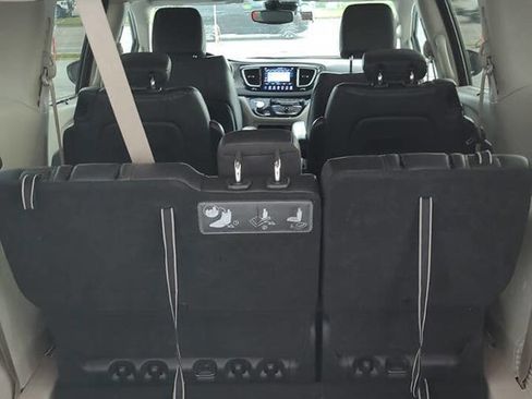 Used 2020 Chrysler Pacifica Touring-L w/ Advanced Safetytec Group image 4