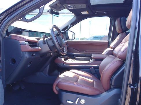 Used 2025 Lincoln Navigator Reserve AWD/4WD image 5