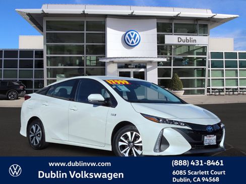 Used 2018 Toyota Prius Prime Premium image 1