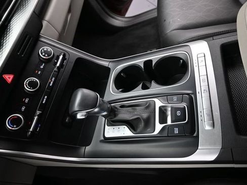 Used 2024 Kia Carnival LX FWD image 25