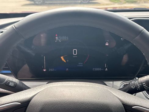 Used 2025 Chevrolet Trax LT w/ LT Convenience Package FWD image 39