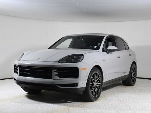 Certified 2025 Porsche Cayenne S image 1