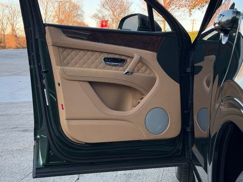 Certified 2017 Bentley Bentayga image 13
