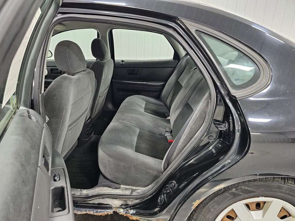 Used 2007 Ford Taurus SE FWD image 12