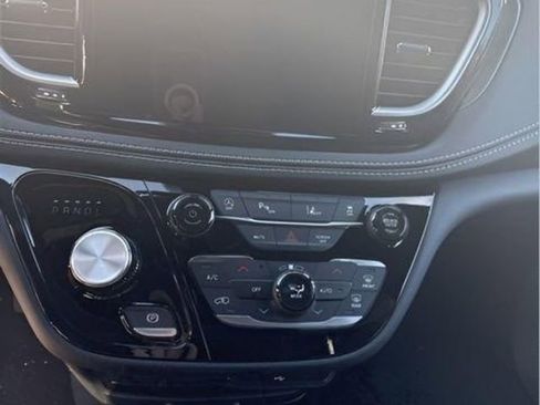 New 2026 Chrysler Pacifica Select AWD/4WD image 17