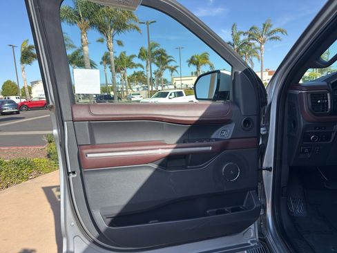 Used 2023 Ford Expedition Limited image 13