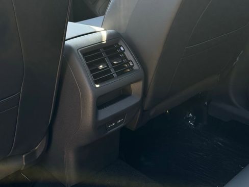 New 2025 Volkswagen Tiguan SE image 26