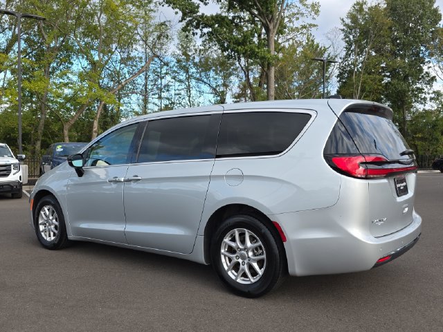 Used 2024 Chrysler Pacifica Touring-L FWD image 5