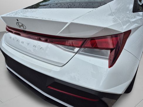 Used 2025 Hyundai Elantra SE FWD image 31