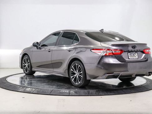 Used 2020 Toyota Camry SE w/ Carpet Mat Package FWD image 2