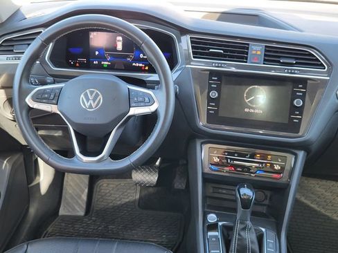 Used 2023 Volkswagen Tiguan SE w/ Panoramic Sunroof Package image 27
