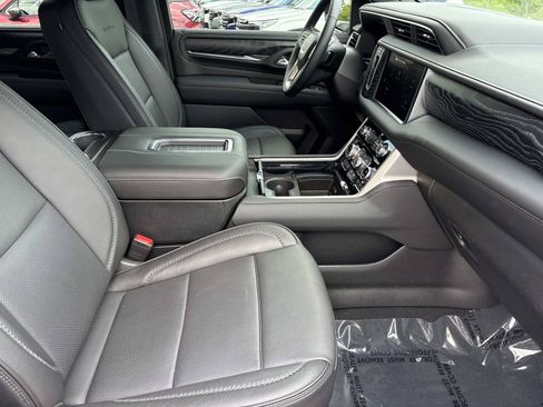 Used 2024 GMC Yukon XL Denali AWD/4WD image 34
