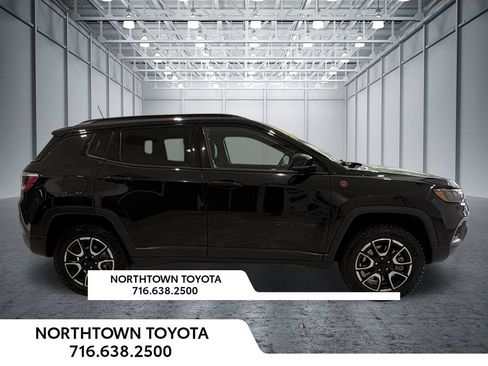 Used 2024 Jeep Compass Trailhawk AWD/4WD image 4