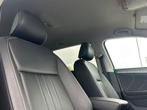 Used 2022 Volkswagen Tiguan SE image 18