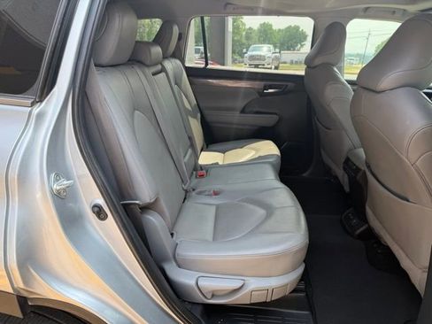 Used 2020 Toyota Highlander Limited FWD image 18