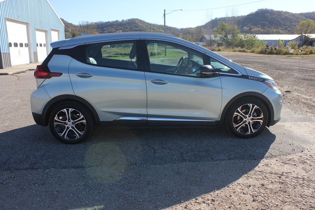 Used 2019 Chevrolet Bolt Premier w/ Infotainment Package FWD image 4