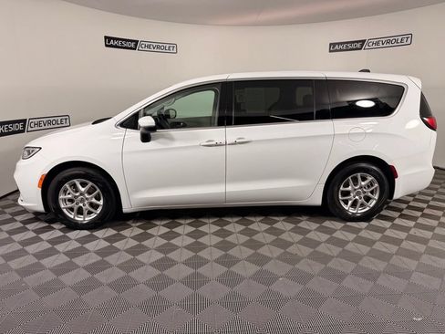 Used 2023 Chrysler Pacifica Touring-L FWD image 3