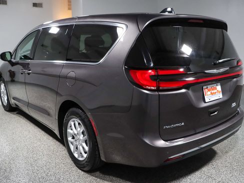 Used 2023 Chrysler Pacifica Touring-L FWD image 9