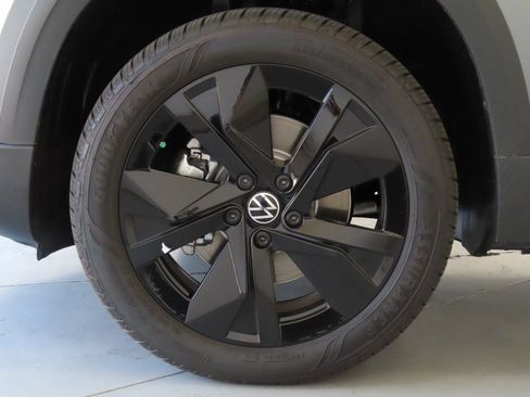Used 2026 Volkswagen Taos SE FWD image 26