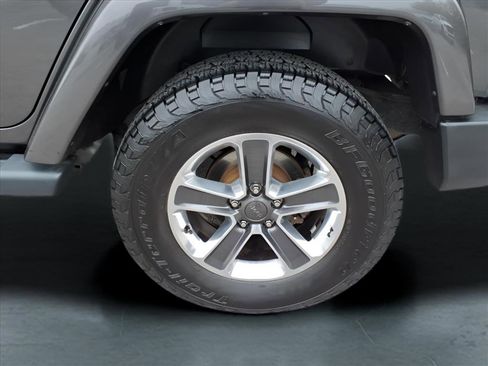 Used 2018 Jeep Wrangler Unlimited Sahara w/ Connectivity Group image 5