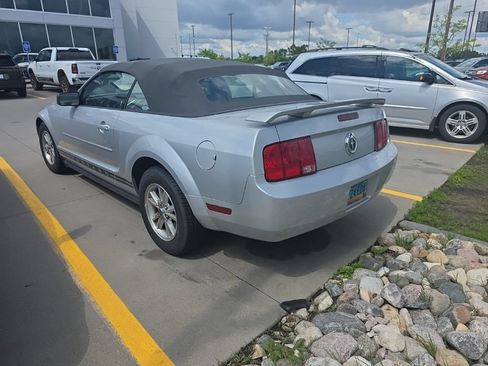Used 2006 Ford Mustang Convertible RWD image 3