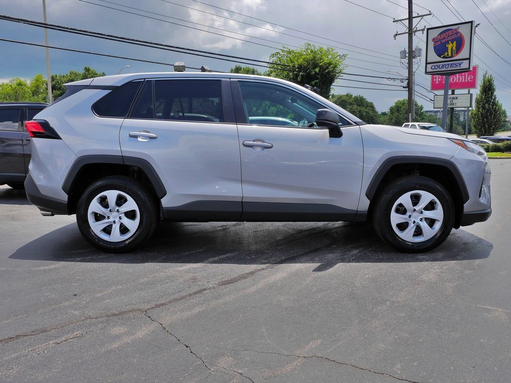 Used 2025 Toyota RAV4 LE AWD/4WD image 4