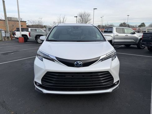 Used 2025 Toyota Sienna XLE image 2