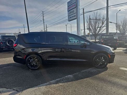 New 2026 Chrysler Pacifica Select image 2