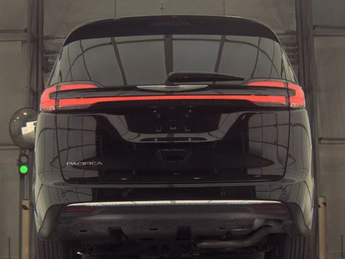Used 2026 Chrysler Pacifica Select image 3