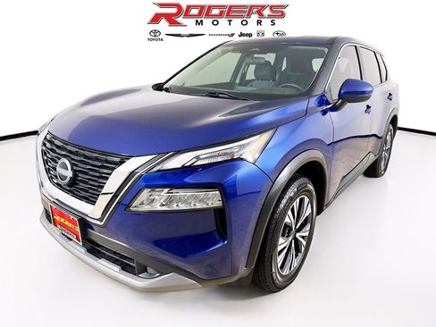 Used 2022 Nissan Rogue SV image 3