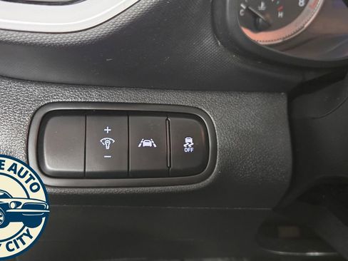 Used 2022 Hyundai Venue Limited FWD image 23