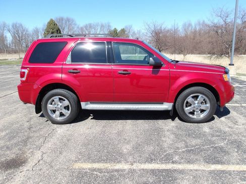 Used 2010 Ford Escape XLT image 2