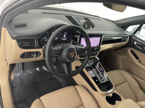 Certified 2026 Porsche Macan AWD/4WD image 4