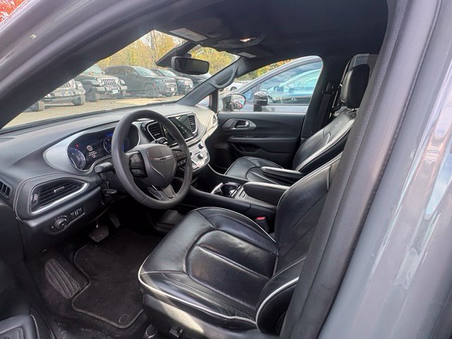 Used 2025 Chrysler Pacifica Limited FWD image 8