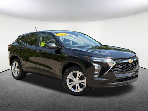 Used 2025 Chevrolet Trax LS FWD image 2