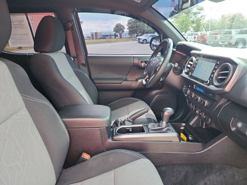 Used 2023 Toyota Tacoma TRD Off-Road w/ Technology Package AWD/4WD image 9