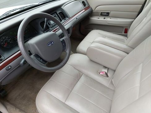 Used 2011 Ford Crown Victoria LX w/ Comfort Appearance Pkg image 9