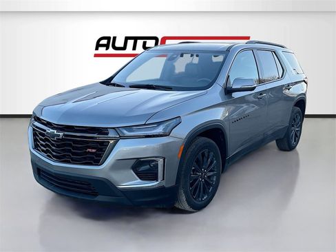 Used 2023 Chevrolet Traverse RS image 3