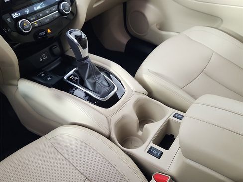 Used 2020 Nissan Rogue SL w/ Premium Package image 26