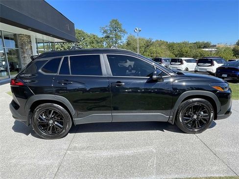 Used 2024 Toyota Corolla Cross SE image 11