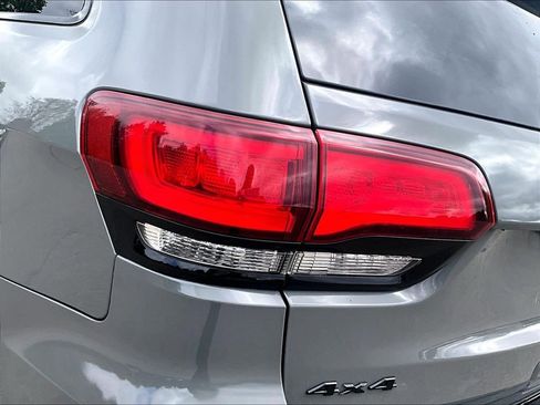Used 2021 Jeep Grand Cherokee Laredo X AWD/4WD image 34
