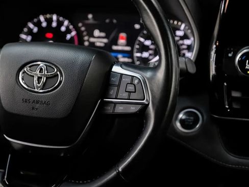 Used 2021 Toyota Highlander XLE FWD image 24