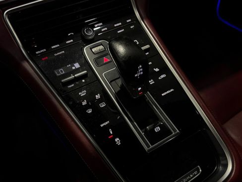 Used 2018 Porsche Panamera image 11