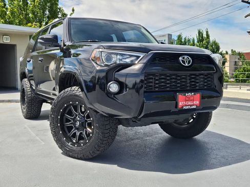 Used 2018 Toyota 4Runner SR5 Premium AWD/4WD image 2