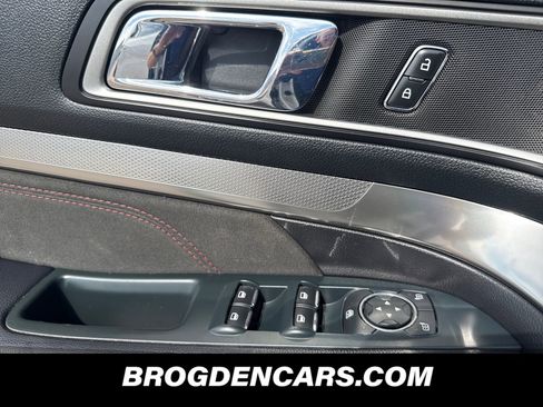 Used 2018 Ford Explorer XLT w/ Equipment Group 202A AWD/4WD image 8