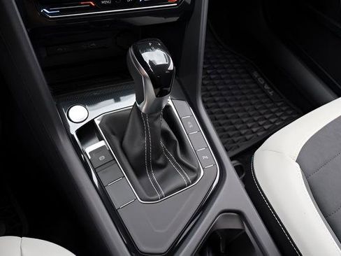 Certified 2025 Volkswagen Taos SE FWD image 25